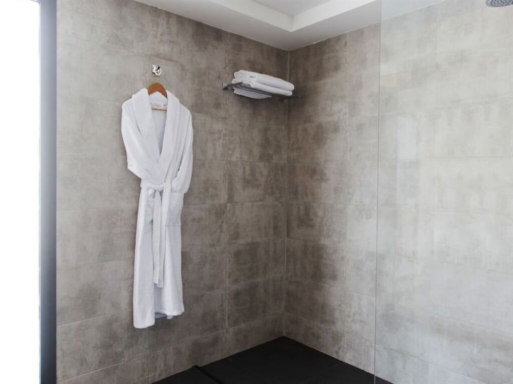 Smarts Hotel Suite, Private Bathroom 6