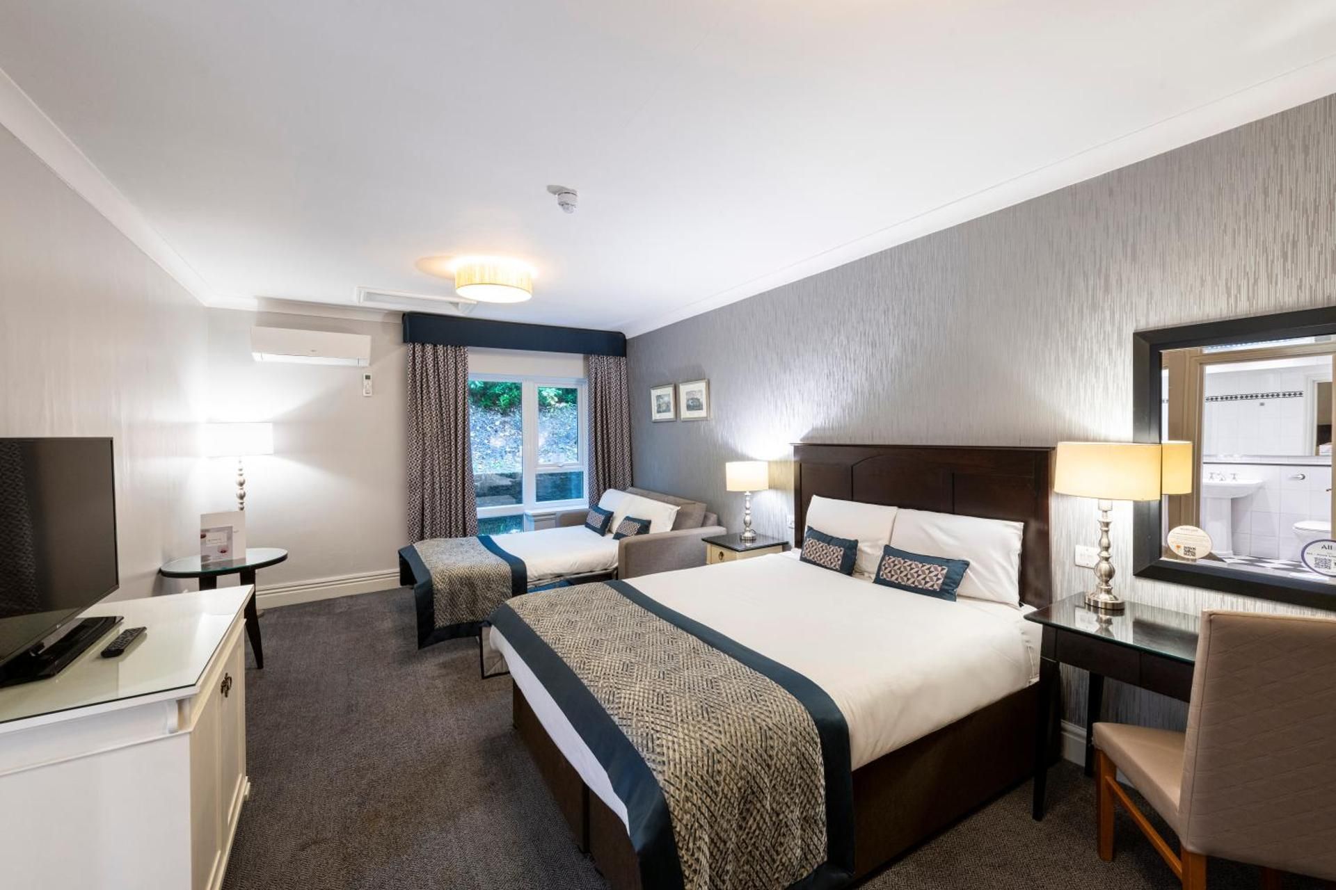Family Room For 4 With 1 Double Bed And 1 Sofa Bed