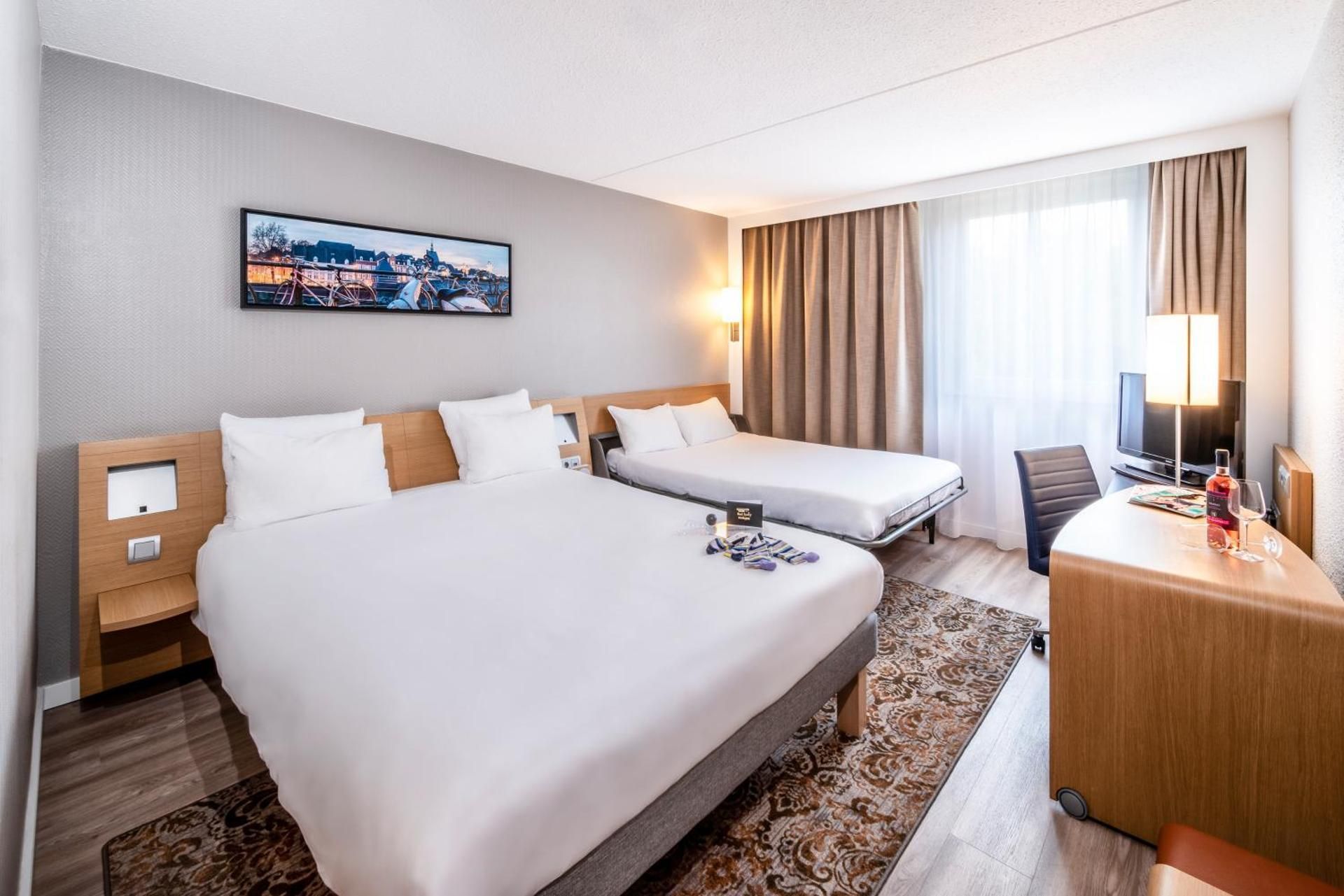 Executive room with 3 single beds