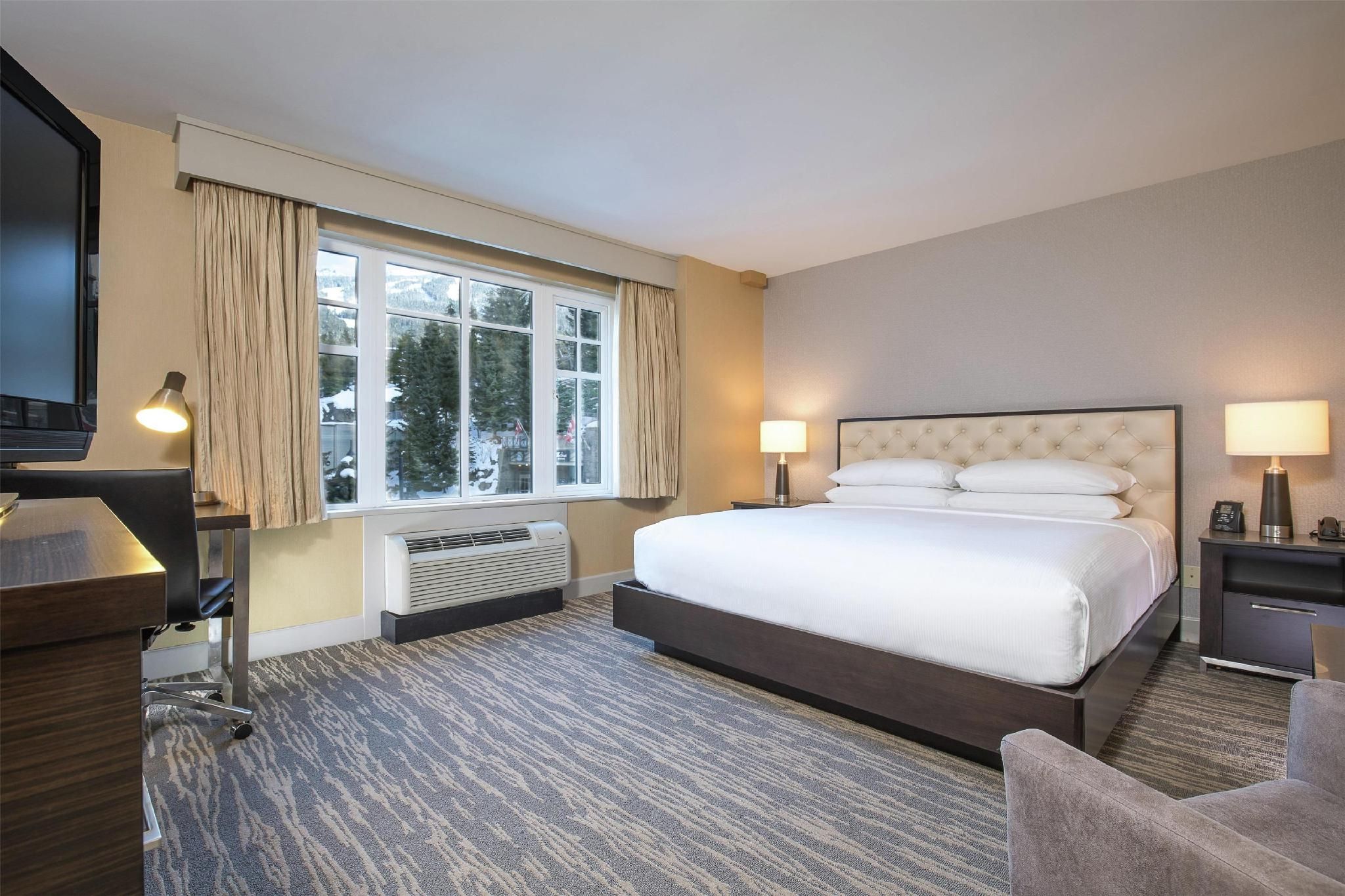 THE HILTON ROOM-1 KING BED
