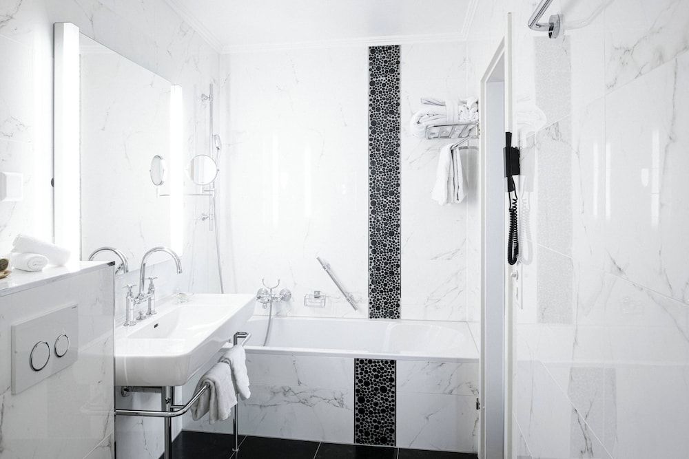 Grand Hotel Suisse Majestic, Autograph Collection Superior Room, 1 Queen Bed, City View 7