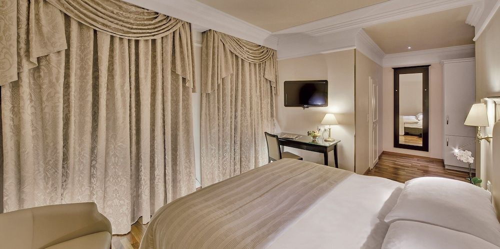 Grand Hotel Suisse Majestic, Autograph Collection Superior Room, 1 Queen Bed, City View 3