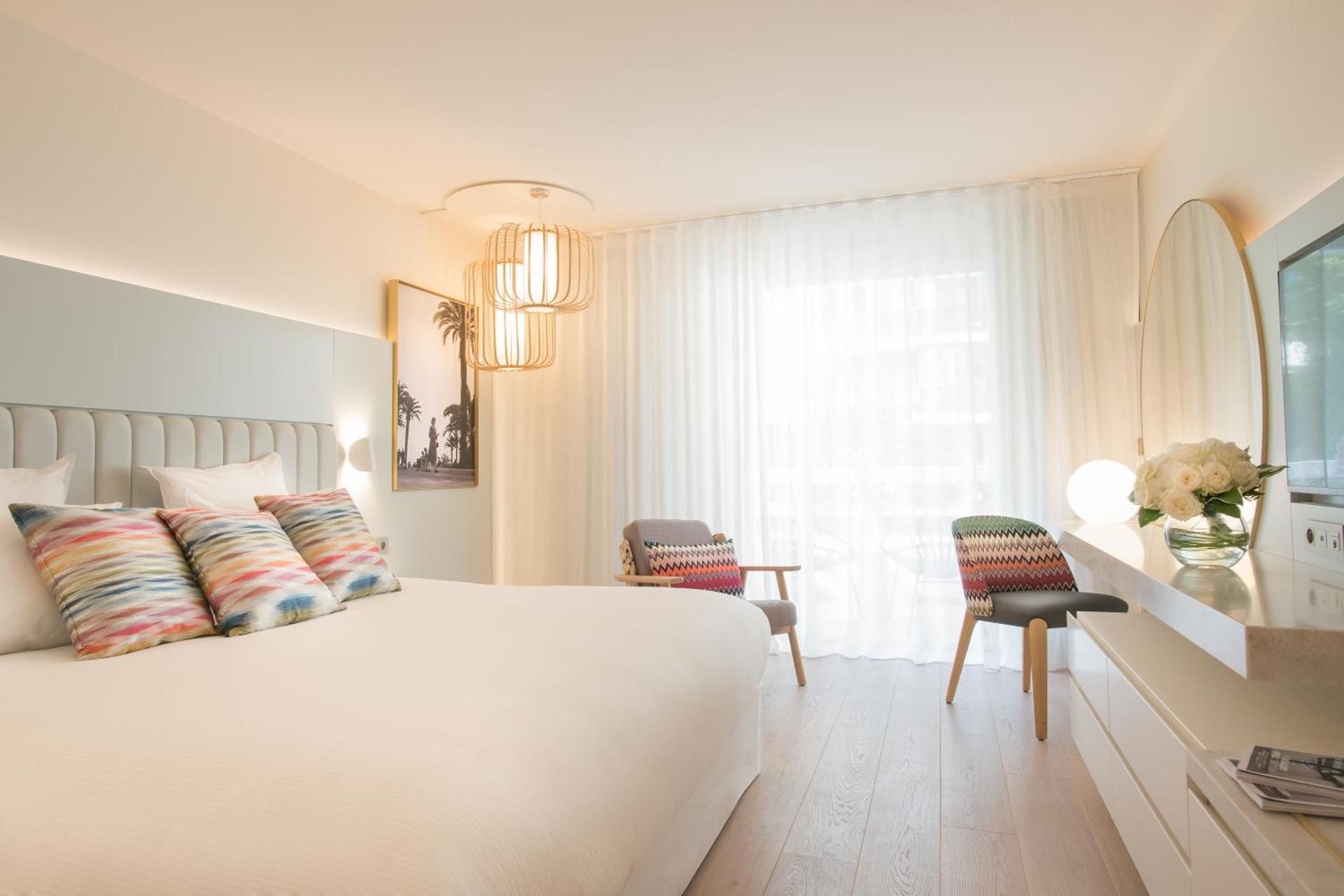 Deluxe Room 1 Queen Bed