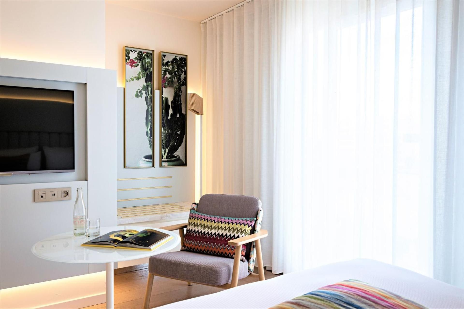 Classic Room with 1 Queen Bed