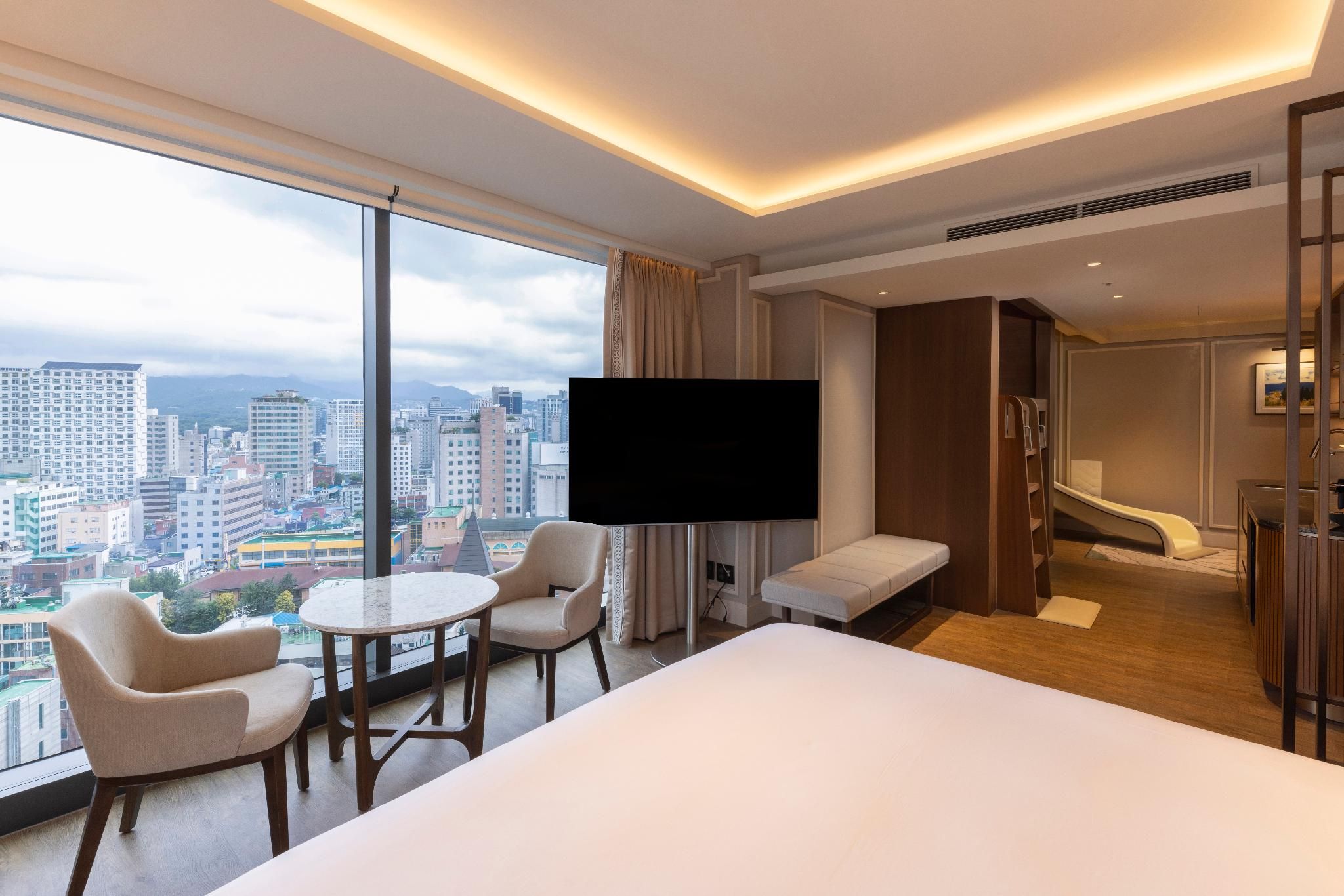 Family Room With 1 King And Bunk Beds