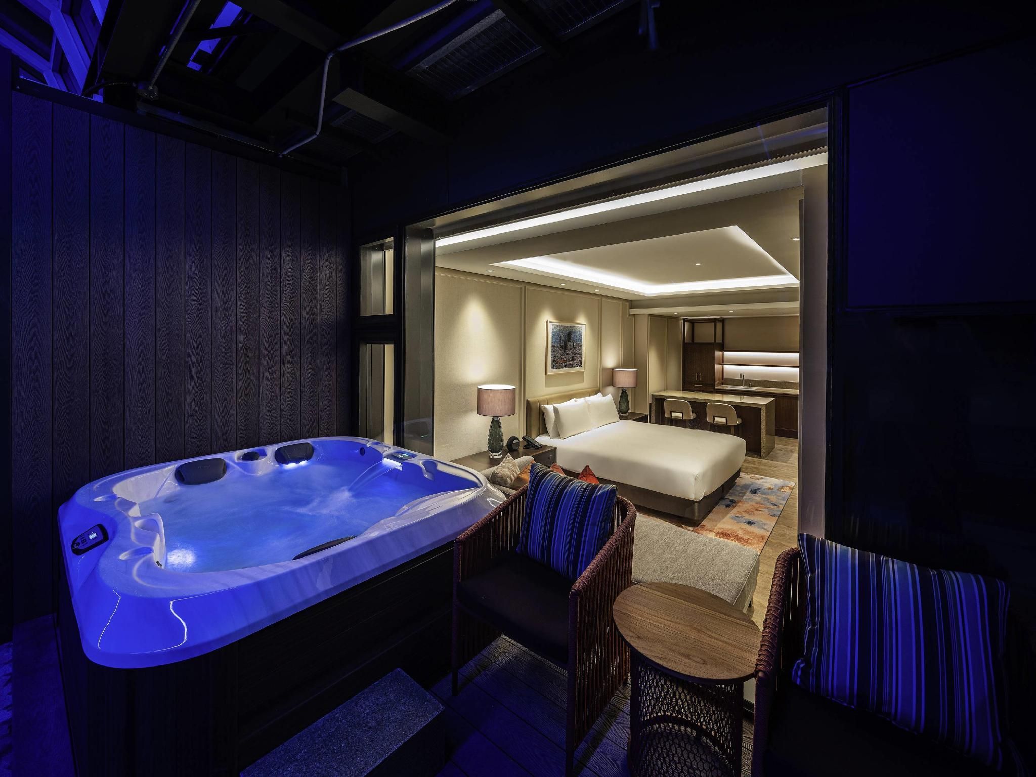 Pool Side Suite With 1 King Bed