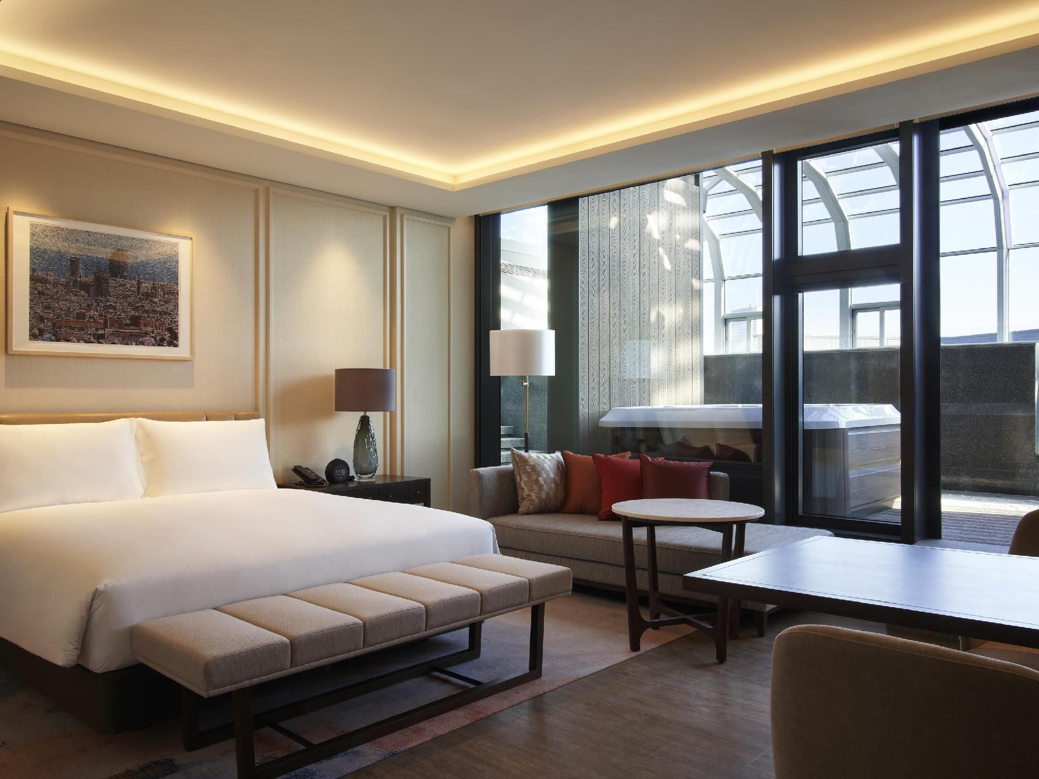 Pool Side Suite With 1 King Bed