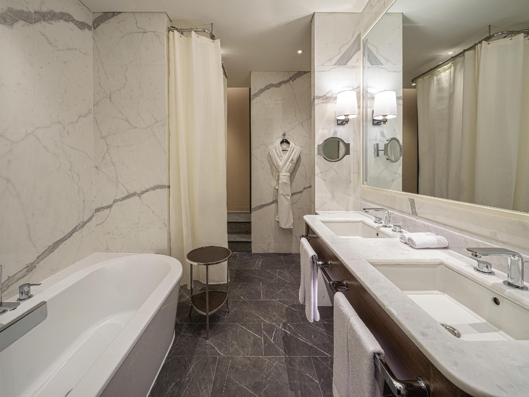 Pool Side Suite With 1 King Bed