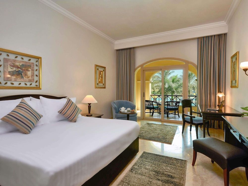 Deluxe Room, 1 King Bed, Pool View