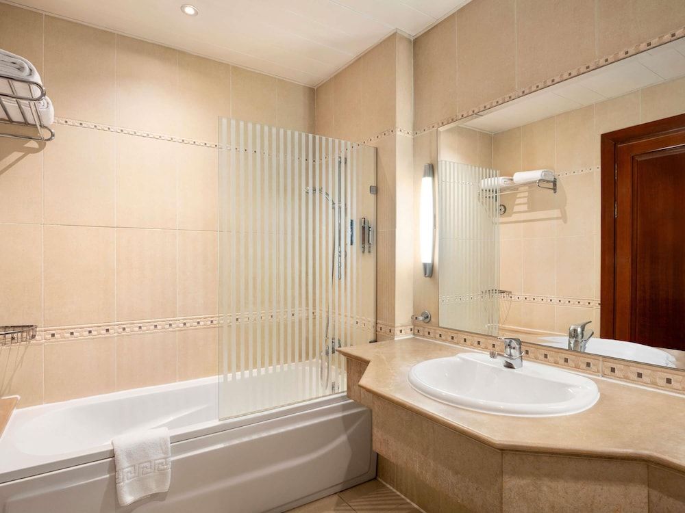 Mövenpick Hotel Cairo - Media City Deluxe Twin Room, 2 Twin Beds, Pool View 2