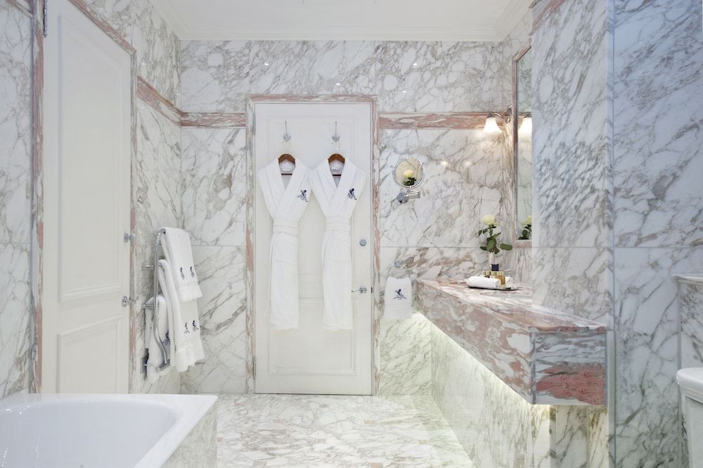 2 Bedroom Deluxe Suite