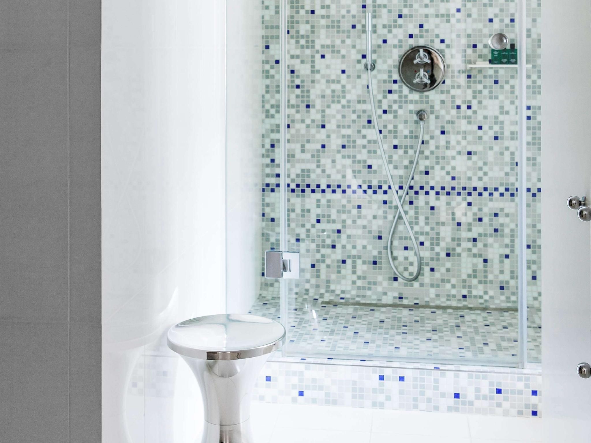 Sofitel Paris Arc de Triomphe Superior Queen Room 9