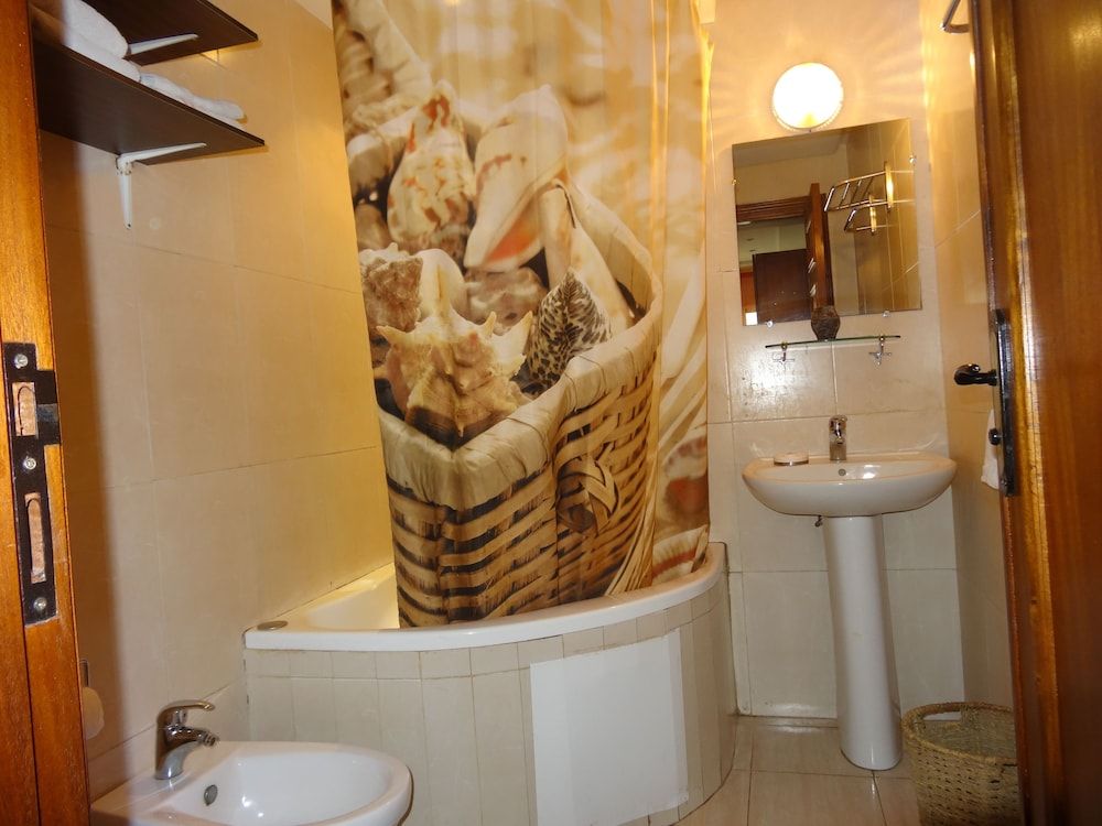 Leyna Vacancy Homes Traditional Suite 18