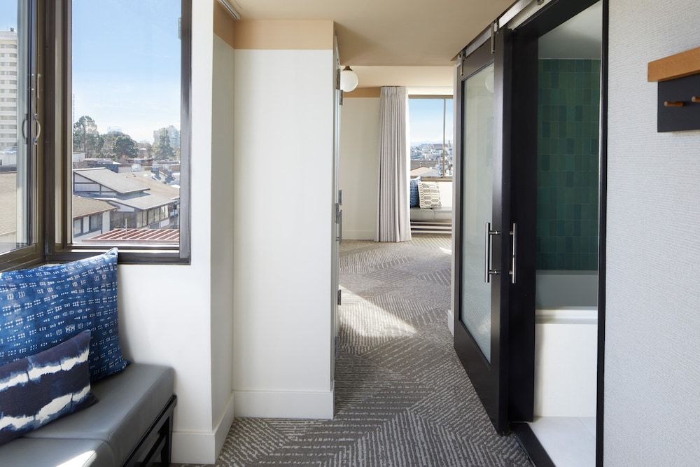 Room, 1 King Bed, Corner (Spa)