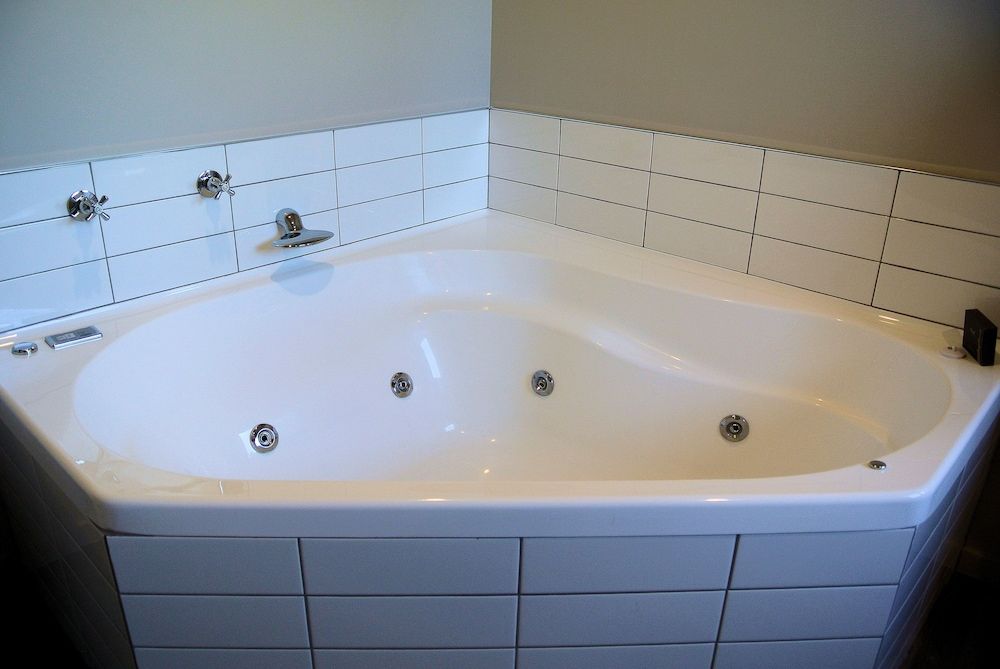 Oxford Village Motels Executive Apartment, 1 King Bed, Non Smoking, Jetted Tub 4