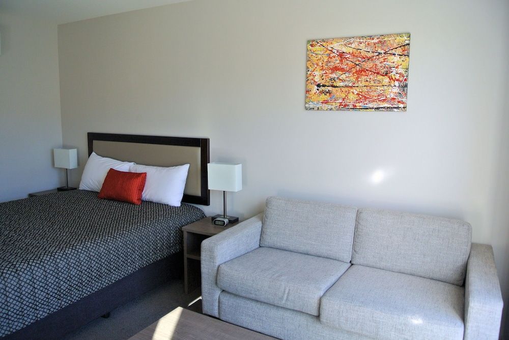 Oxford Village Motels Comfort Studio, 1 Queen Bed, Non Smoking, Kitchenette 2