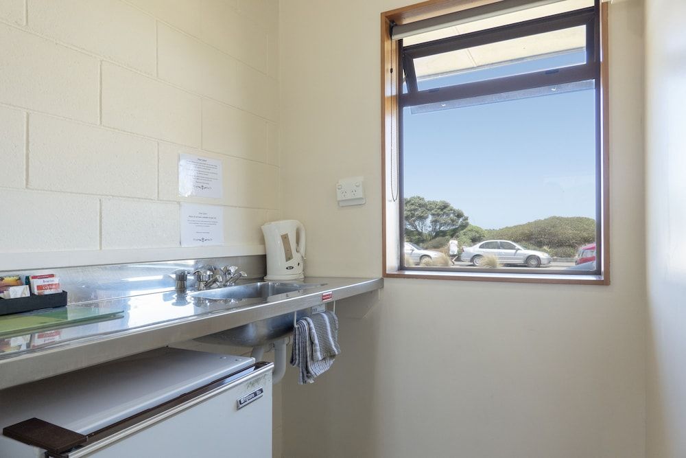 Foreshore Motor Lodge Comfort Double or Twin Room, 2 Twin Beds, Kitchenette 2