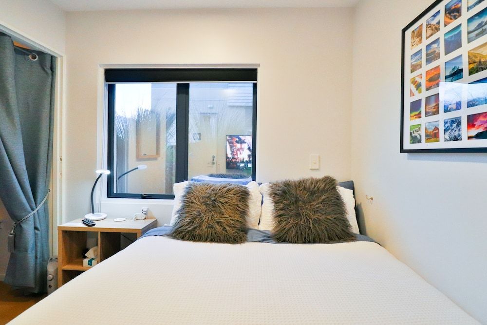 Compact Queen Cinema Room with Shared Bathroom - Lakeside