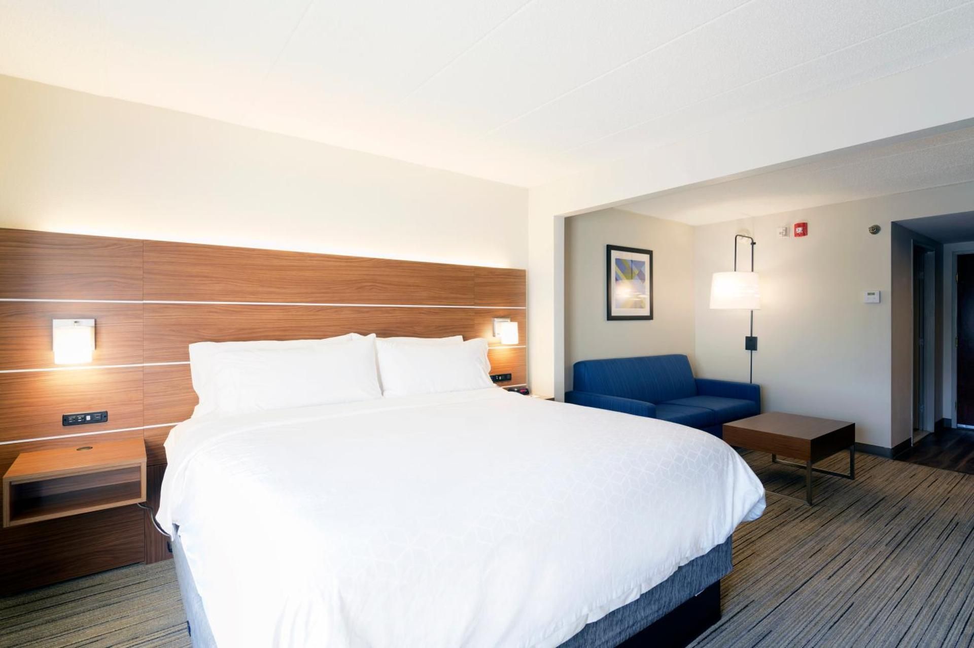 1 King Bed Leisure Non-Smoking