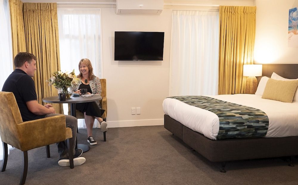 Carnmore Hotel Takapuna Deluxe Room 4