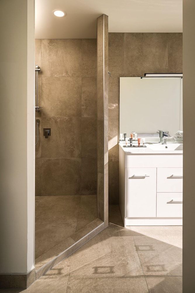 Carnmore Hotel Takapuna Deluxe Room 17