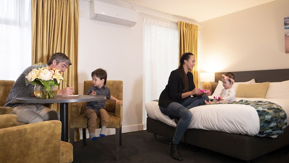 Carnmore Hotel Takapuna Deluxe Room 3