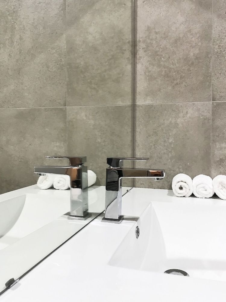 Carnmore Hotel Takapuna Deluxe Room 11