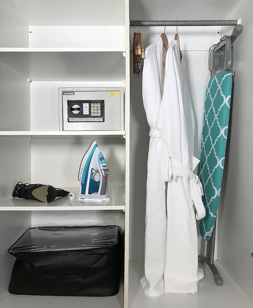 Carnmore Hotel Takapuna Deluxe Room 9