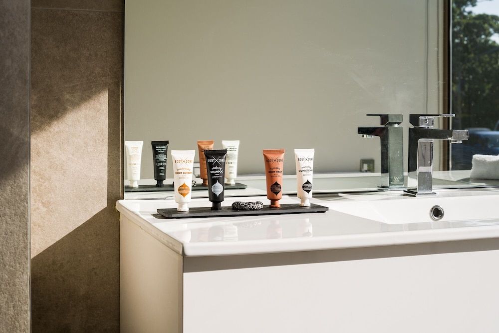 Carnmore Hotel Takapuna Deluxe Room 15