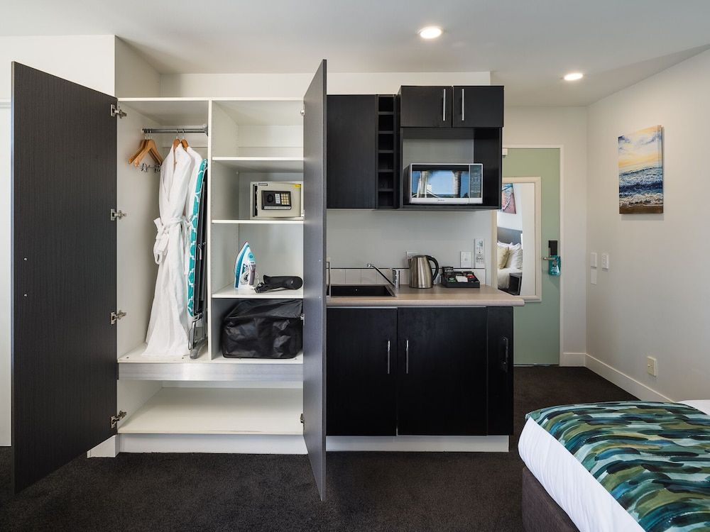 Carnmore Hotel Takapuna Deluxe Room 7