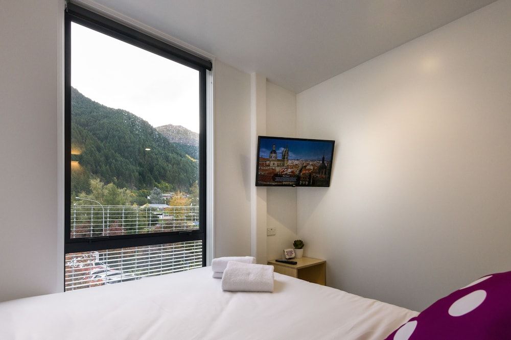 LyLo Queenstown Standard Queen - Ensuite 6