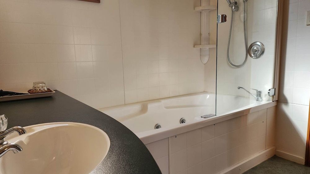 Ashburton's Regency Motel Executive One Bedroom Apartment 4