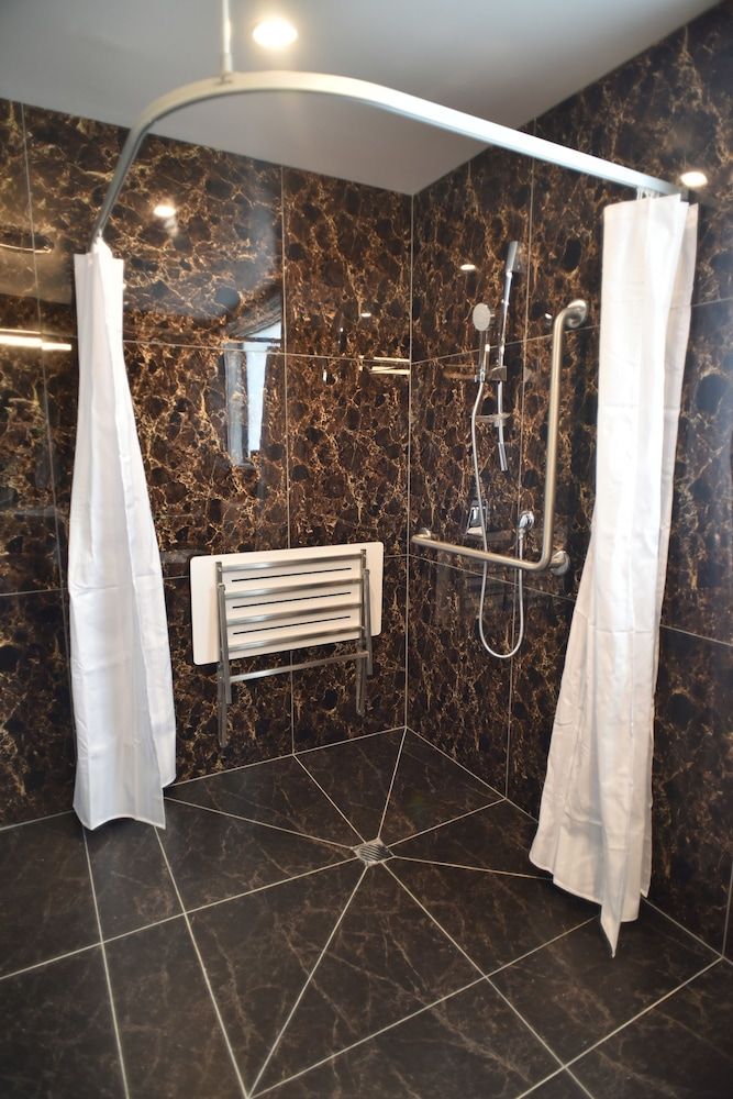 Luxury Studio, Accessible, Garden View