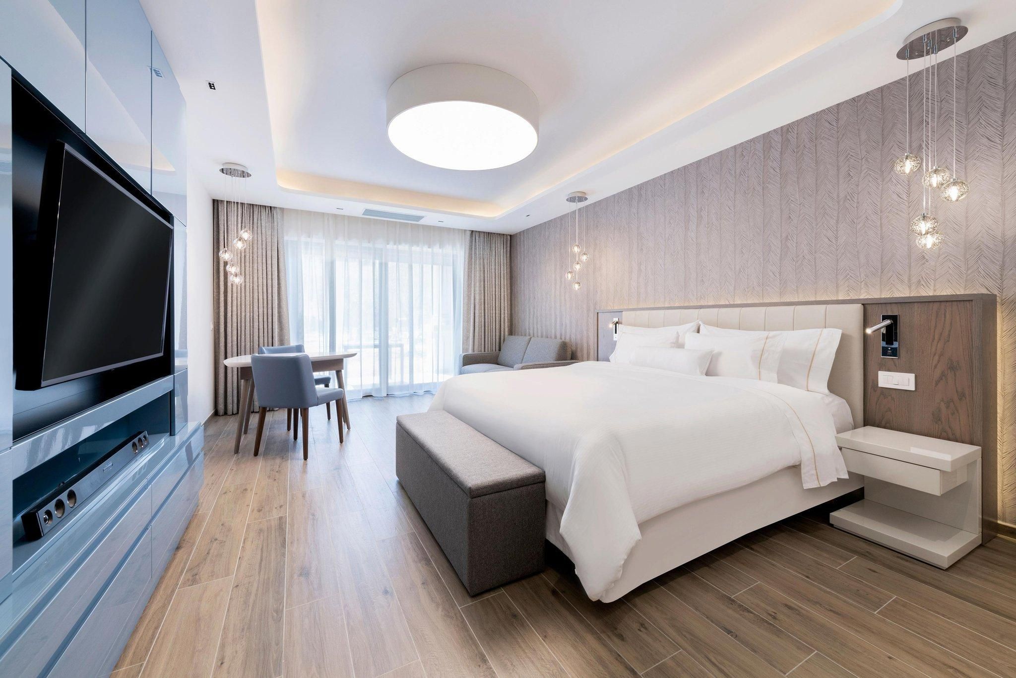 LUXURY GARDEN VIEW, GUEST ROOM, 1 KING, SOFA BED, GARDEN VIEW, BALCONY