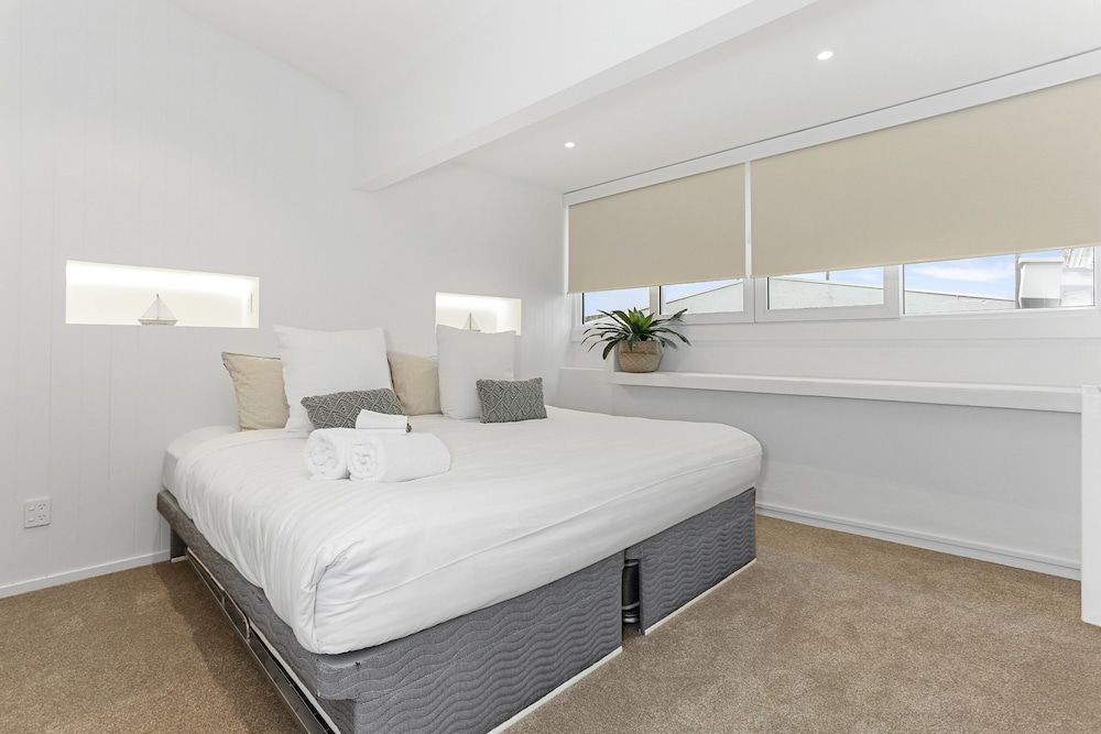 Stay Mission Bay Grand Apartment, 4 Bedrooms, Balcony, Sea View