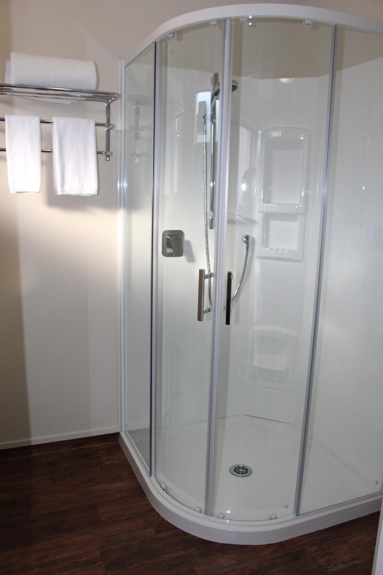One-Bedroom Apartment with Shower