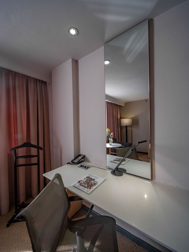 Galeria Plaza Reforma Signature 1 King Bed 5