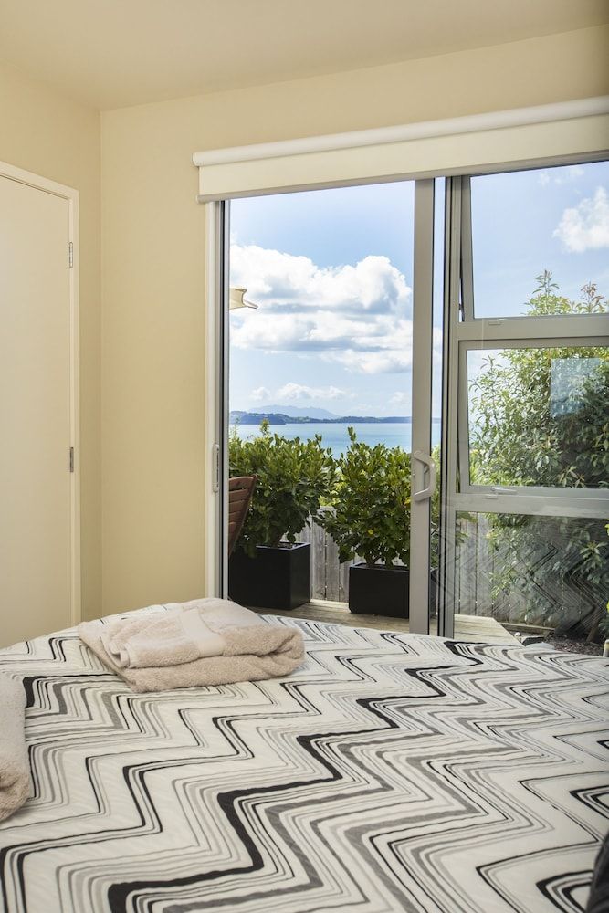Tahi Lodge - Matakana Coast Deluxe Apartment, 2 Bedrooms, Kitchen, Ocean View (Kawau) 10