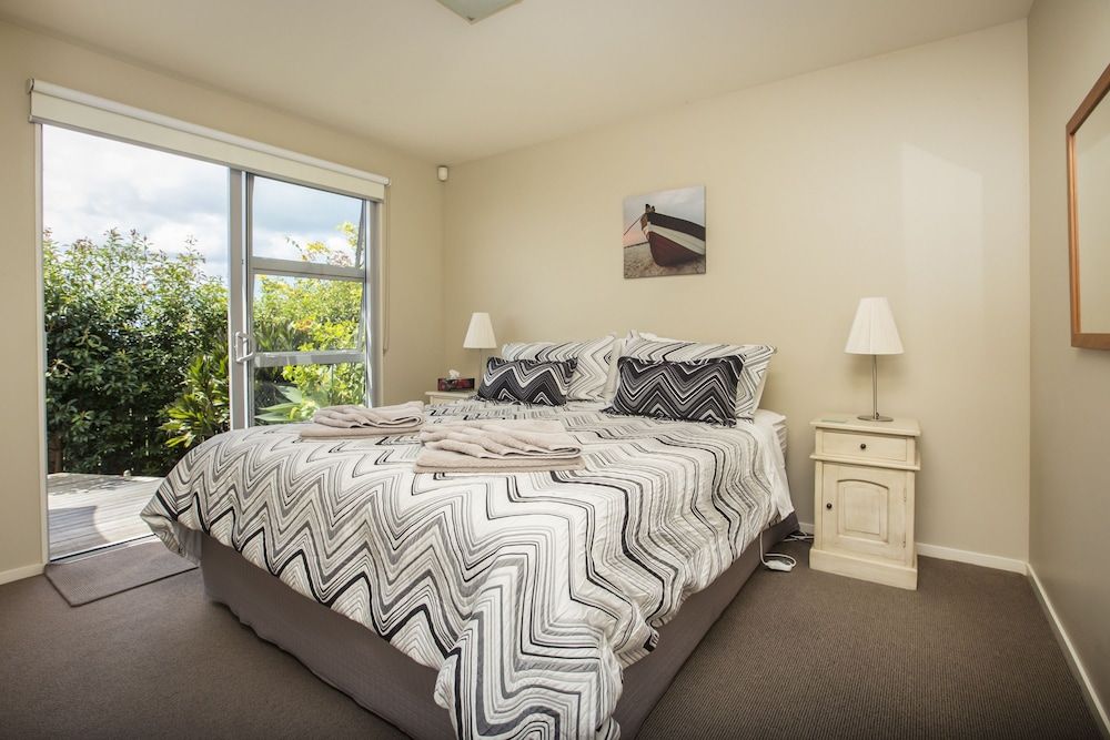 Tahi Lodge - Matakana Coast Deluxe Apartment, 2 Bedrooms, Kitchen, Ocean View (Kawau) 3