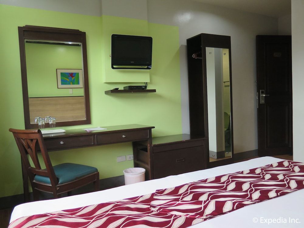 Regency Inn Deluxe Double Room 5