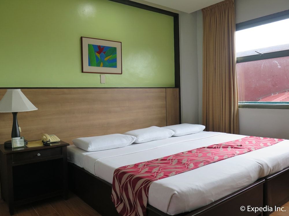 Regency Inn Deluxe Double Room 6