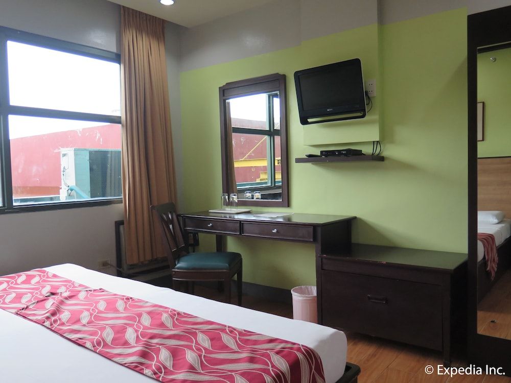 Regency Inn Deluxe Double Room 4