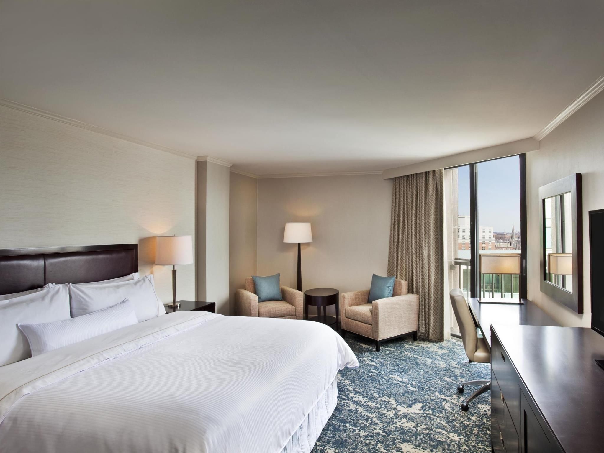 Guest room, 1 King, City view