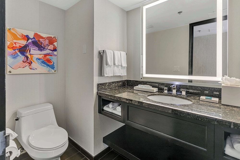 Hilton Miami Downtown Room, 2 Queen Beds, Accessible, Bathtub 2