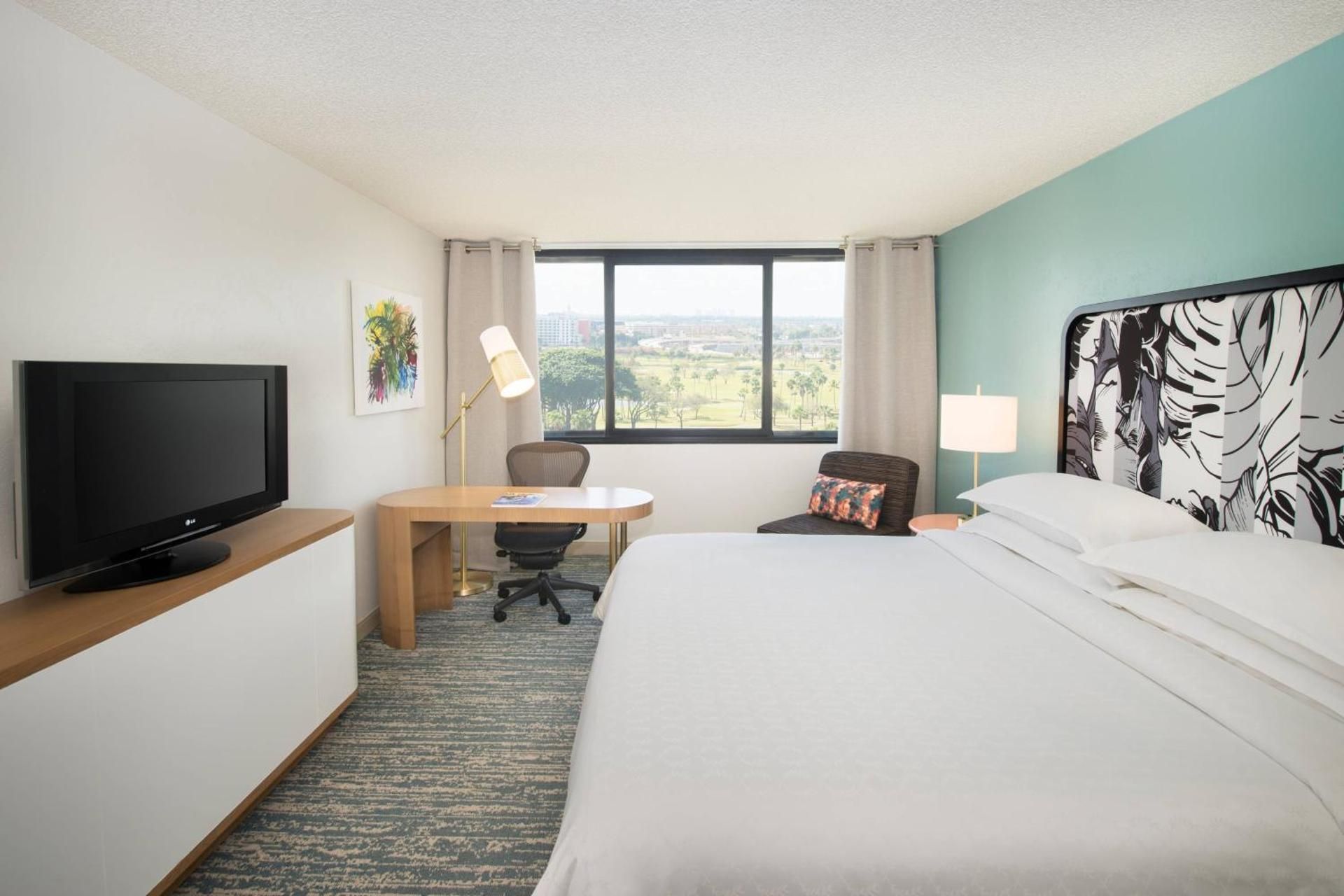 Executive King Room - Club Lounge Access/Mobility/Hearing Accessible with Roll-In Shower