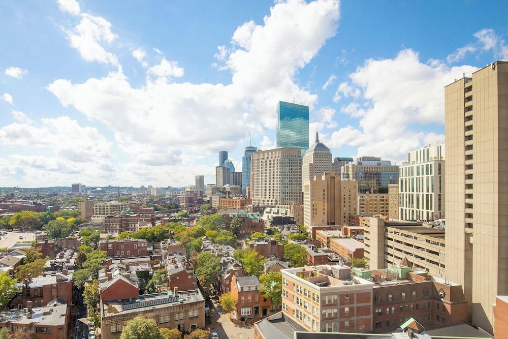 Courtyard by Marriott Boston Downtown Room, 1 King Bed, City View 3