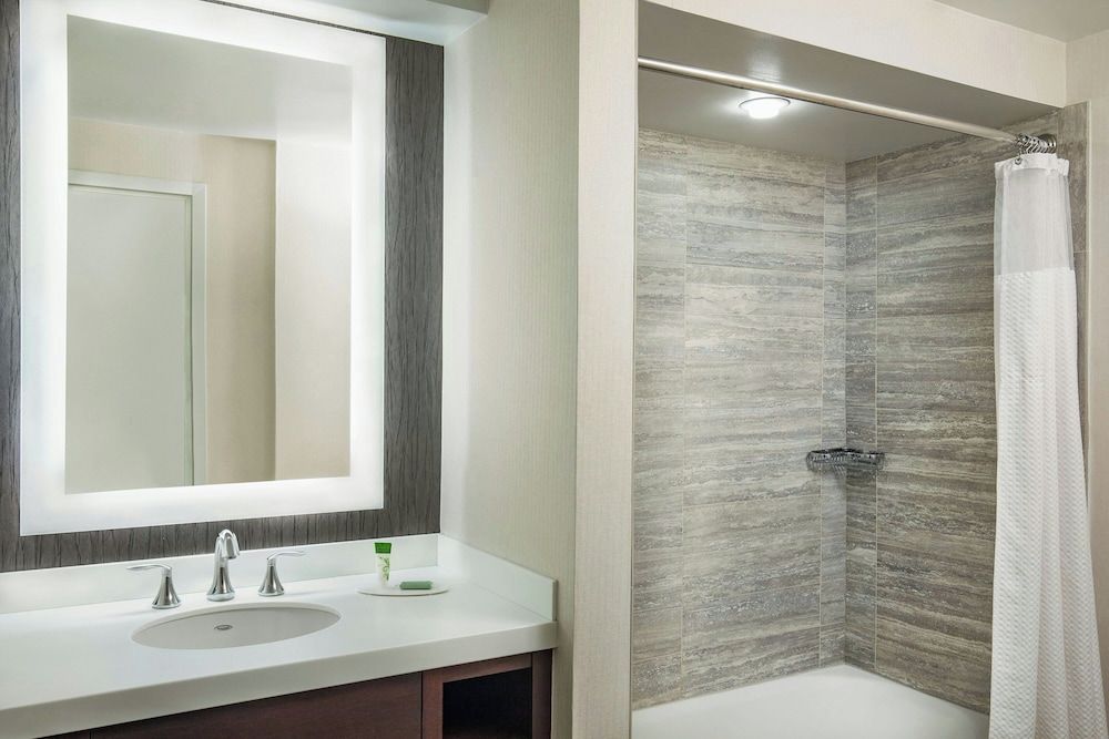 Courtyard by Marriott Boston Downtown Room, 1 King Bed, City View 4