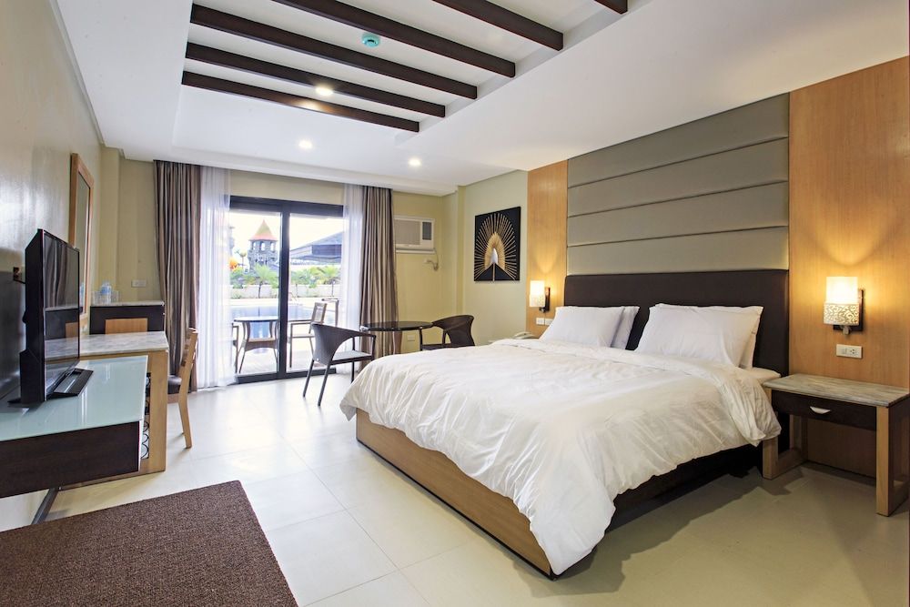 Cebu Westown Lagoon - South Wing Superior King with Pool Access 3