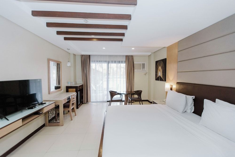 Cebu Westown Lagoon - South Wing Superior King with Pool Access 6