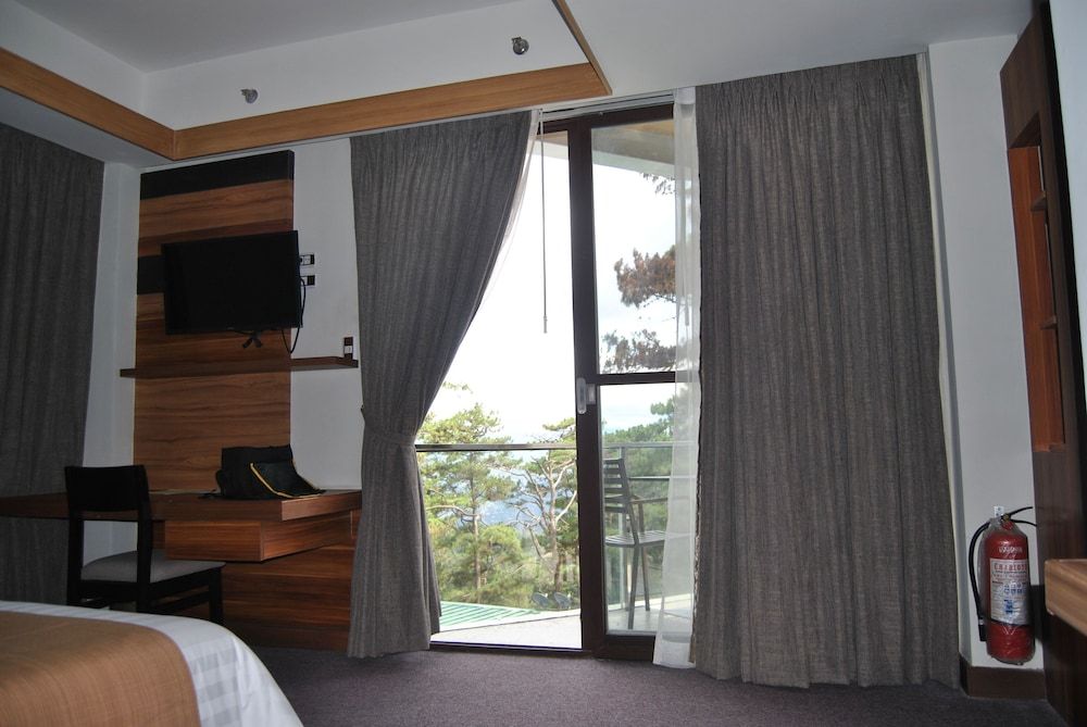 Grand Sierra Pines Baguio Deluxe Room 4